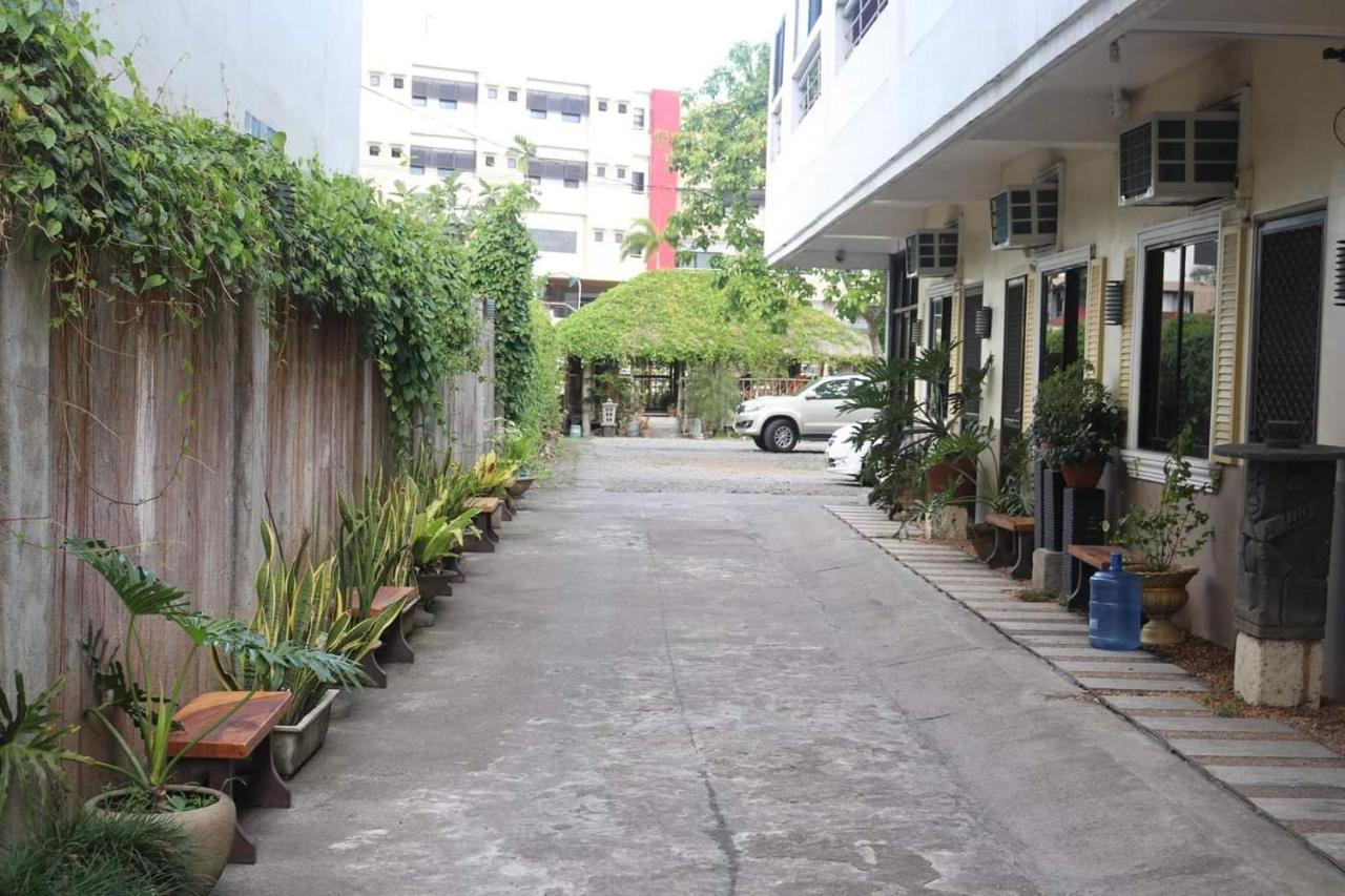 Reddoorz Near Colgante Bridge Naga City Esterno foto