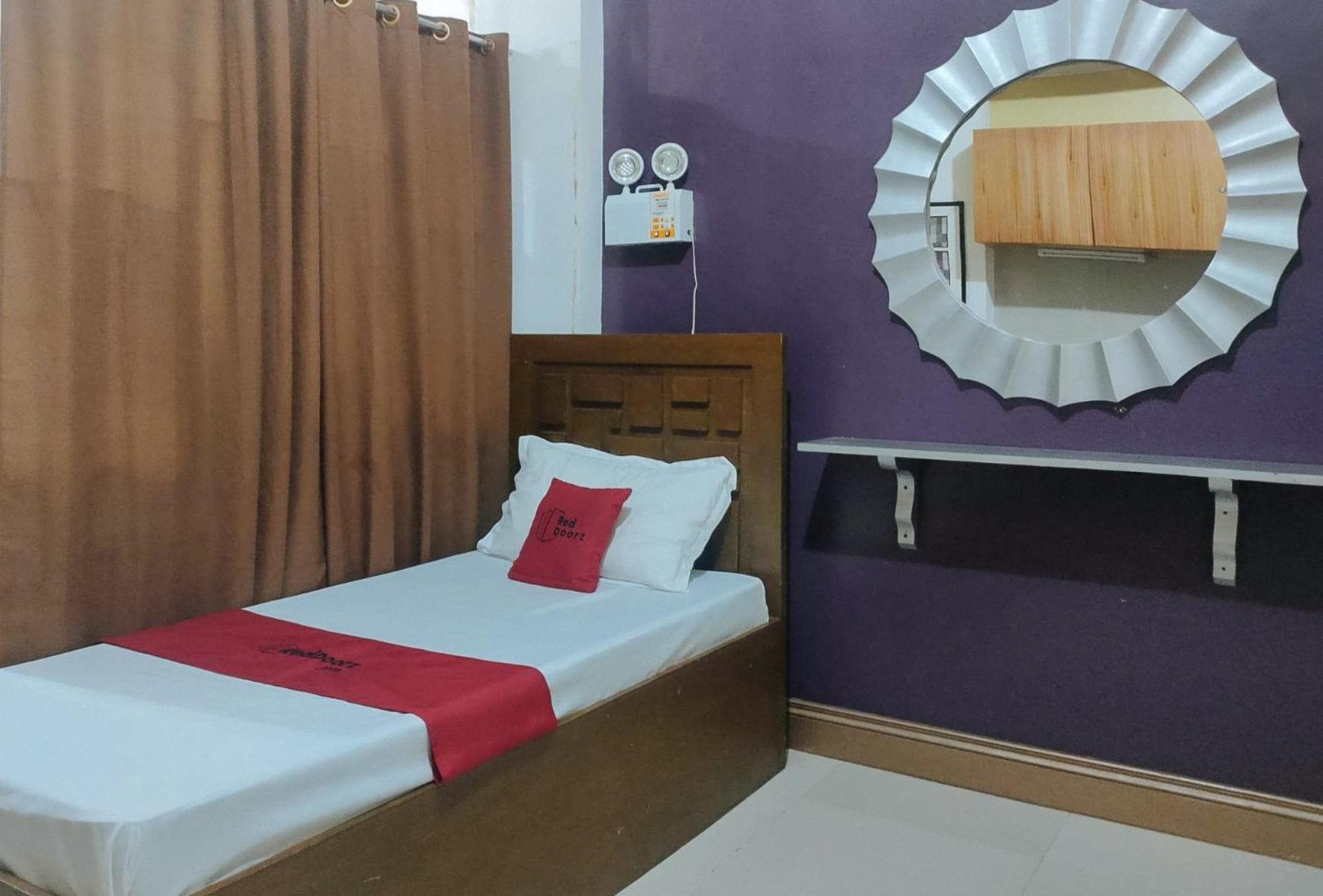 Reddoorz Near Colgante Bridge Naga City Esterno foto